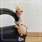 Goose with a long neck and a creamy knot